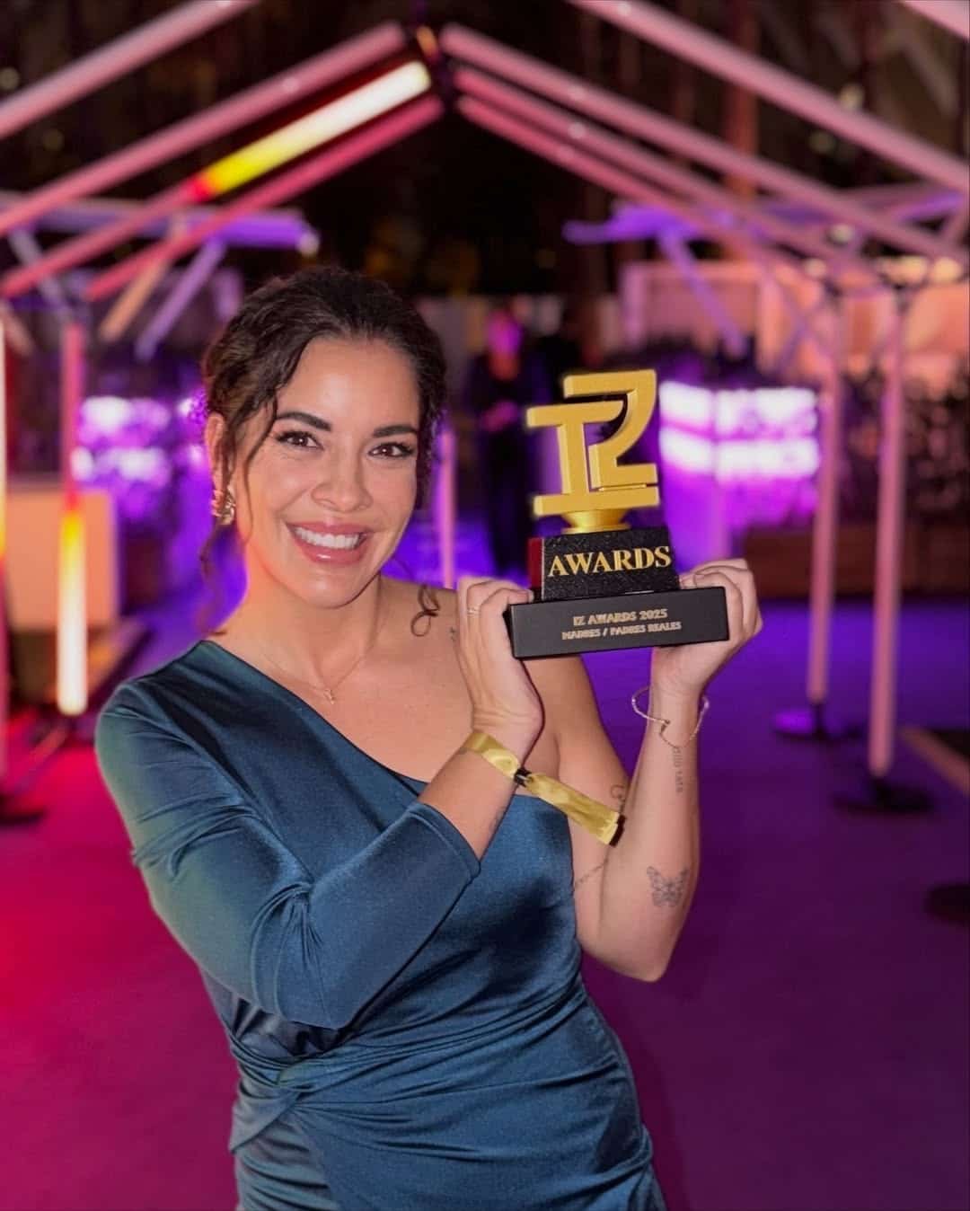 Anoche todavía no me lo creía… 💫 Recibir el premio en la por Elena Losanz